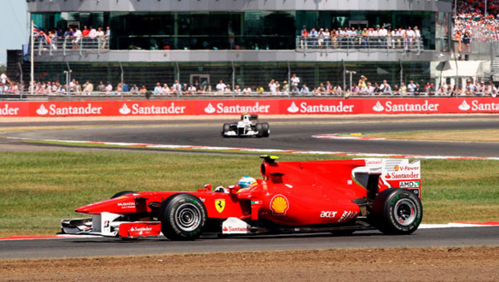 Alonso en un momento de la carrera en el circuito británico de Silverstone