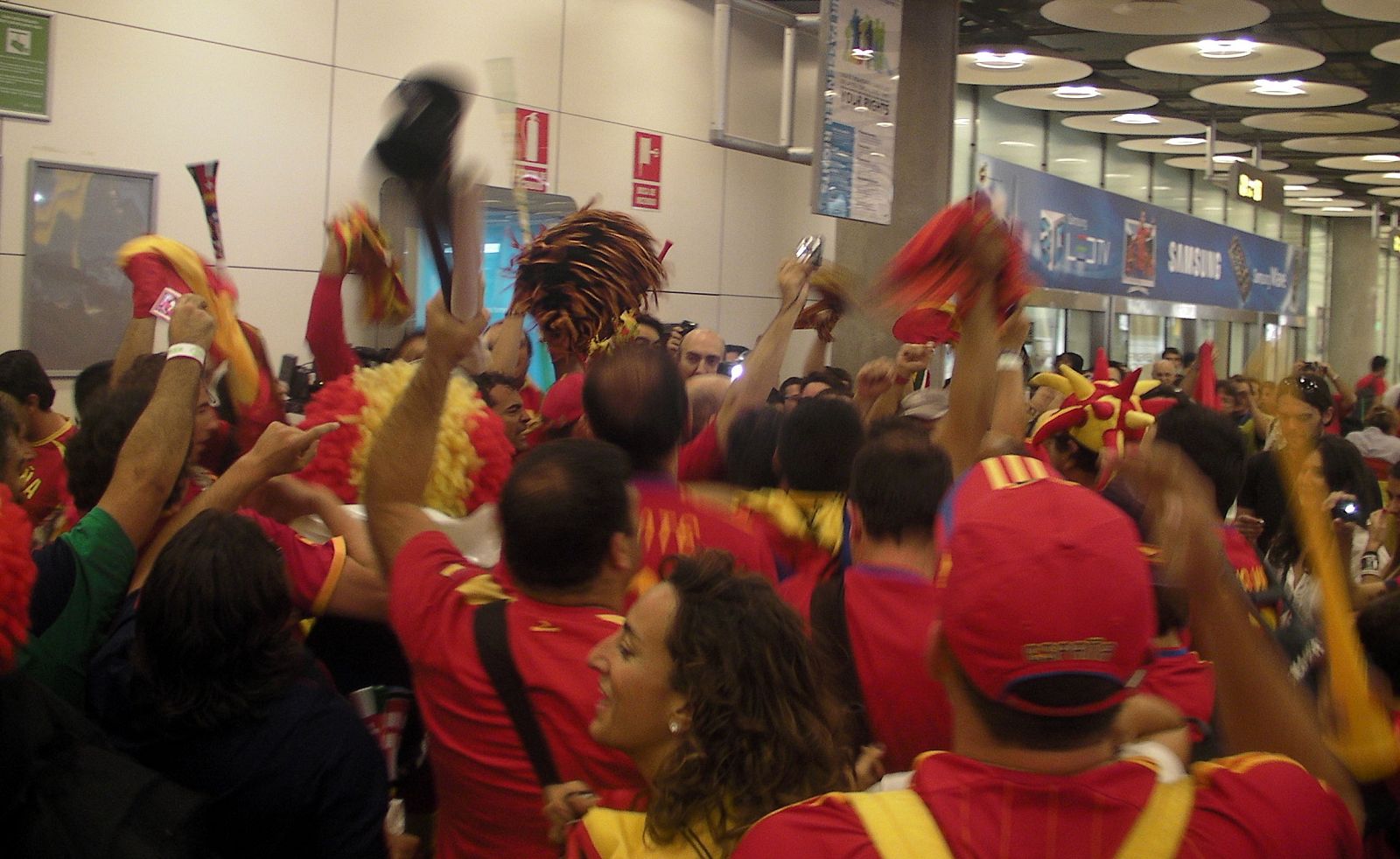 La marea Roja vuelve a España para celebrar el triunfo con la Selección en casa
