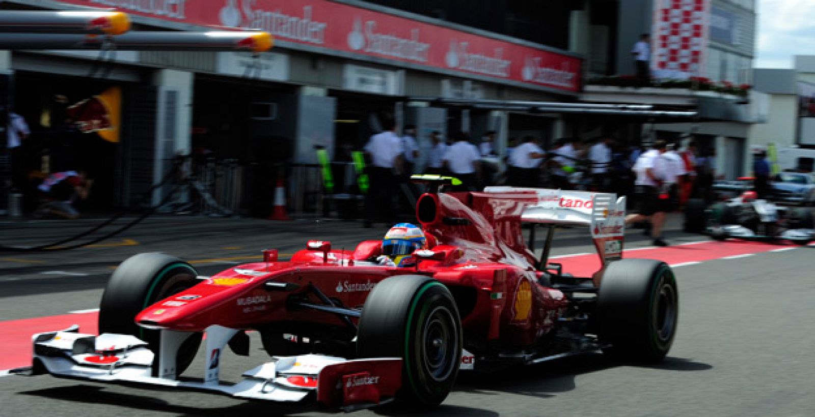 Fernando Alonso y Felipe Massa firmaron una mala carrera en Gran Bretaña, sin poder puntúar.