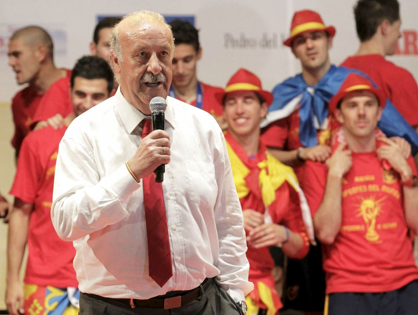 El entrenador de la selección española de fútbol, Vicente Del Bosque, durante la celebración en el Puente del Rey.