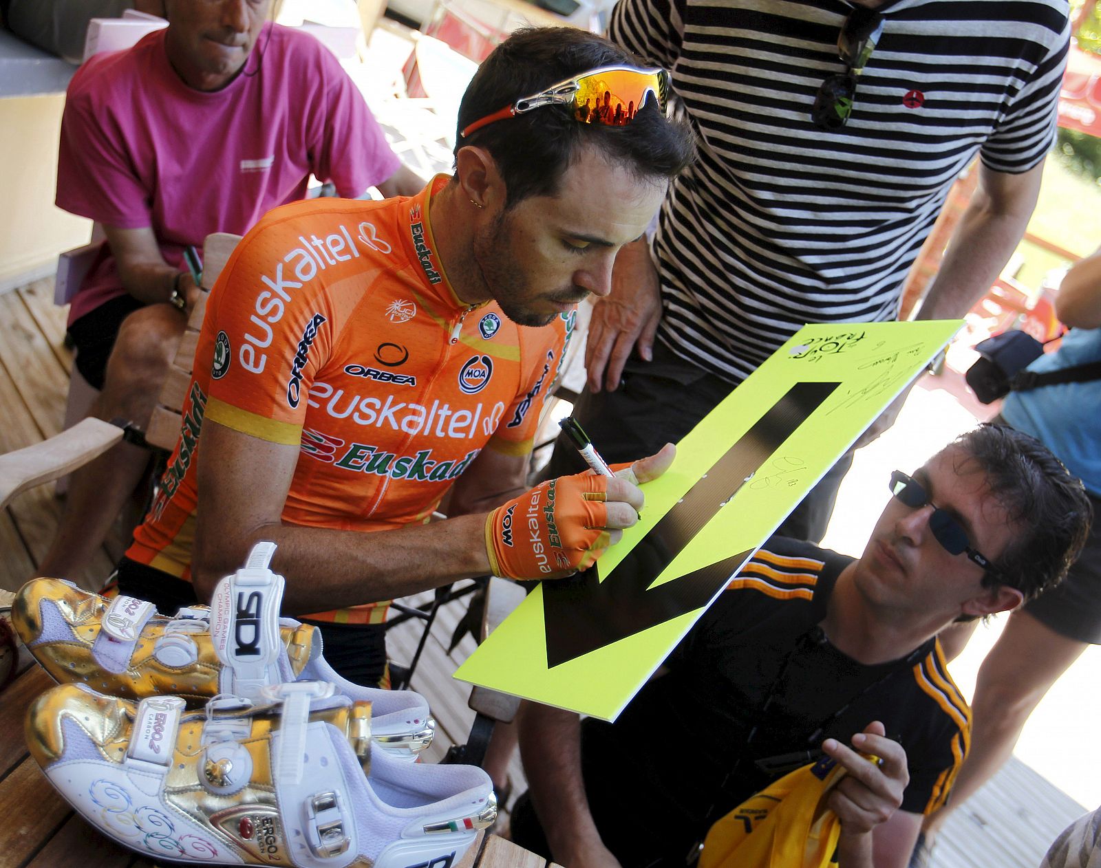 El ciclista español del equipo Euskaltel Samuel Sánchez firma un autógrafo en la primera jornada de descanso del Tour de Francia 2010.