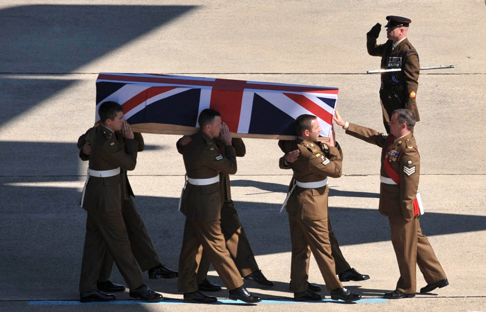 El cadáver de uno de los soldados británicos muertos en las últimas horas llega a la base de la RAF de Lyneham.