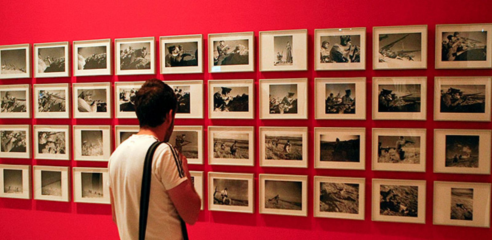 Un joven contempla algunas de las más de 250 instantáneas incluidas en la doble exposición "Gerda Taro" y "This is War! Robert Capa at Work"