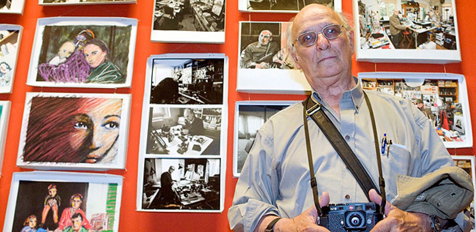 El cineasta Carlos Saura al frente de su exposción en la Lonja