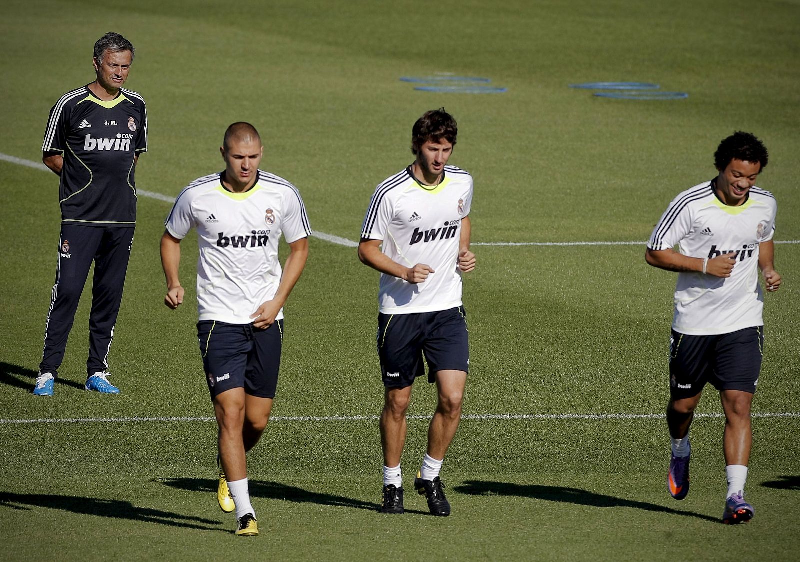 Jose Mourinho sigue las evoluciones de Benzema, Granero y Marcelo.