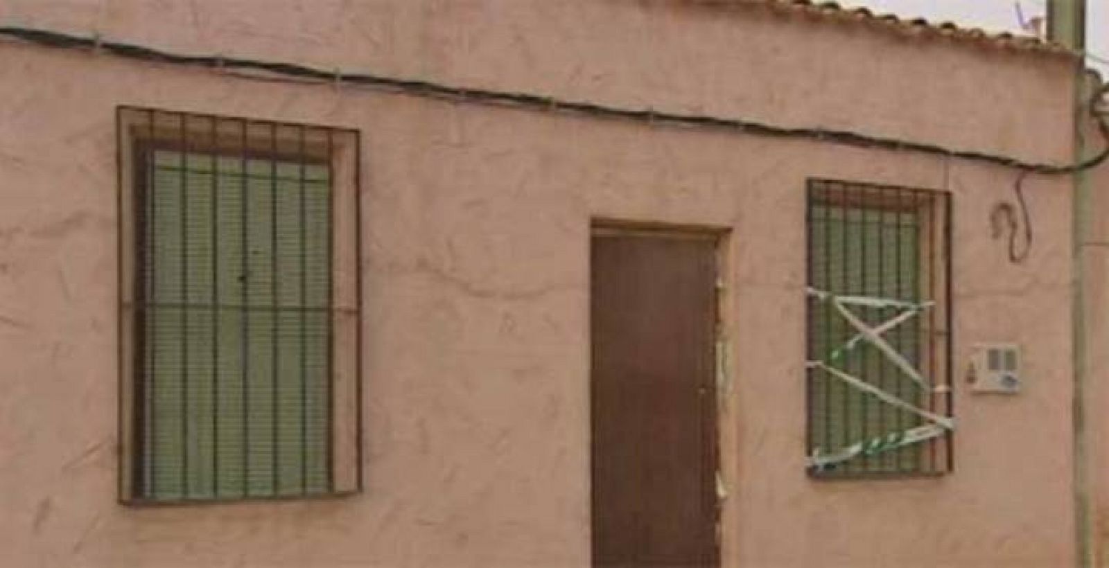 Imagen de la vivienda donde fue encontrado el cuerpo de la mujer fallecida en Cuenca presuntamente a manos de su pareja, que se encuentra en prisión sin fianza.