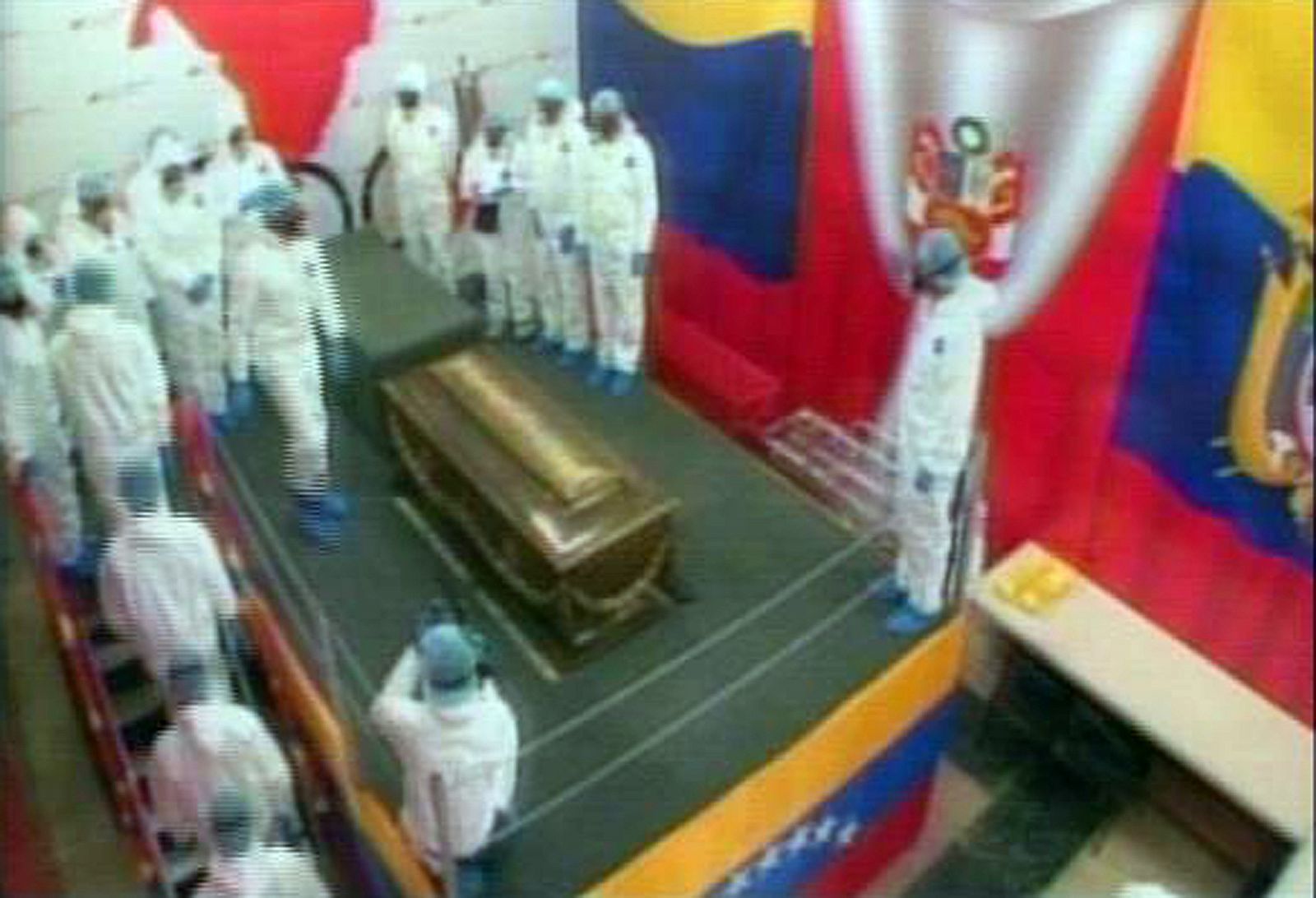 Imagen fija de un video que muestra a una decena de científicos durante la exhumación de los restos de Simón Bolívar en Caracas.
