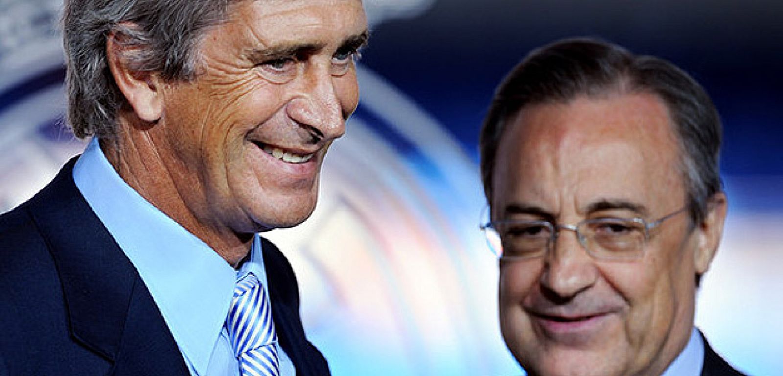 Manuel Pellegrini y Florentino Pérez  se estrechan la mano en el antepalco del estadio Santiago Bernabeu