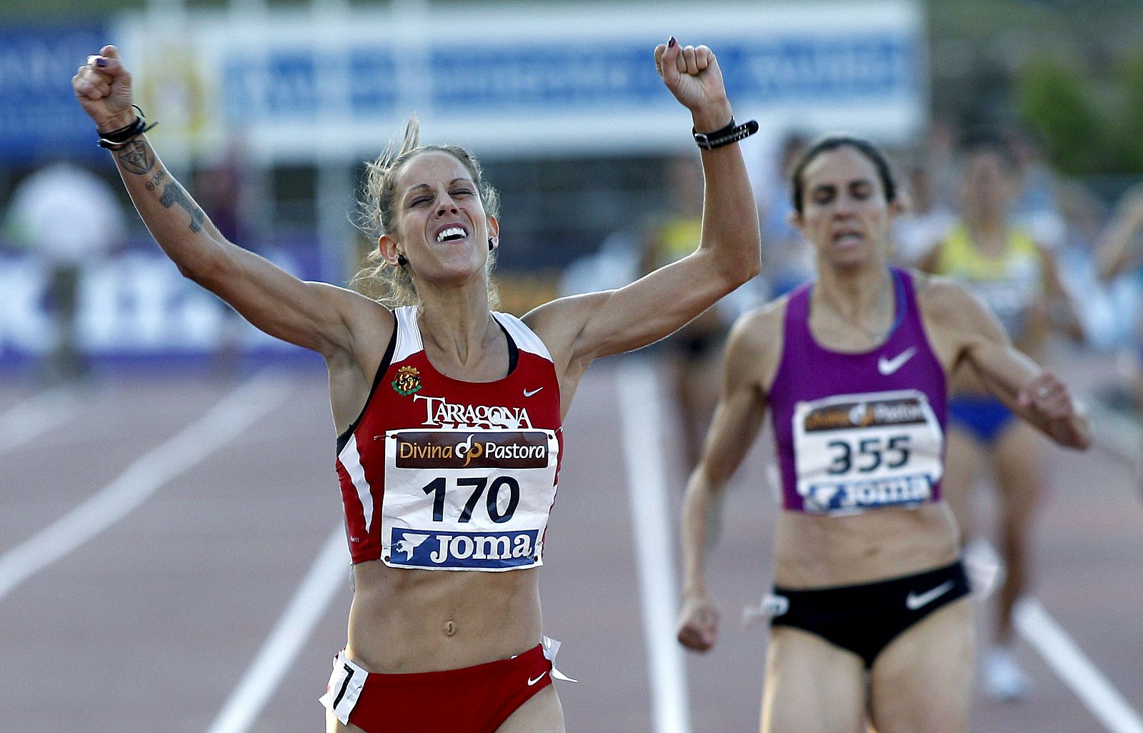 Natalia Rodríguez se impone vencedora en la prueba de 1.500m. lisos.