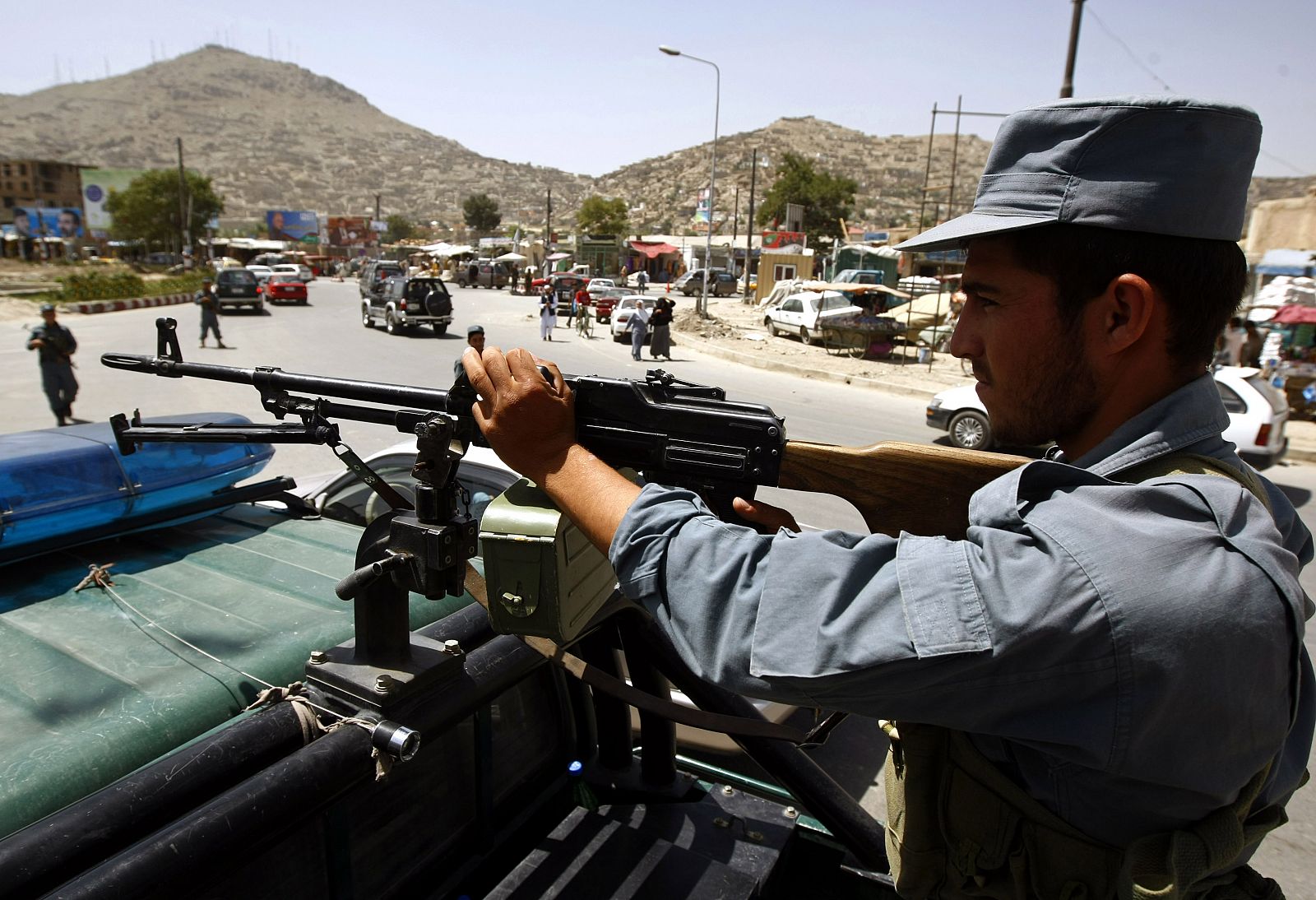 Un policía afgano, en un puesto de seguridad en Kabul.