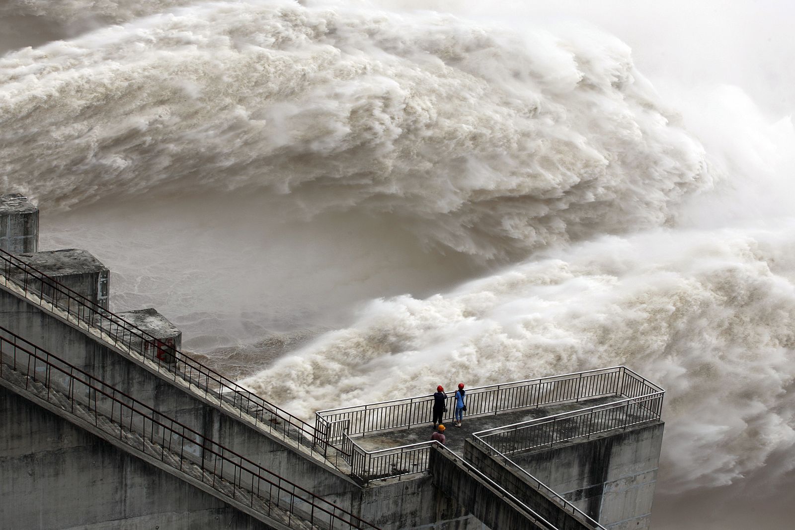 Esta enorme presa es capaz de evacuar 40.000 metros cúbicos de agua al segundo.