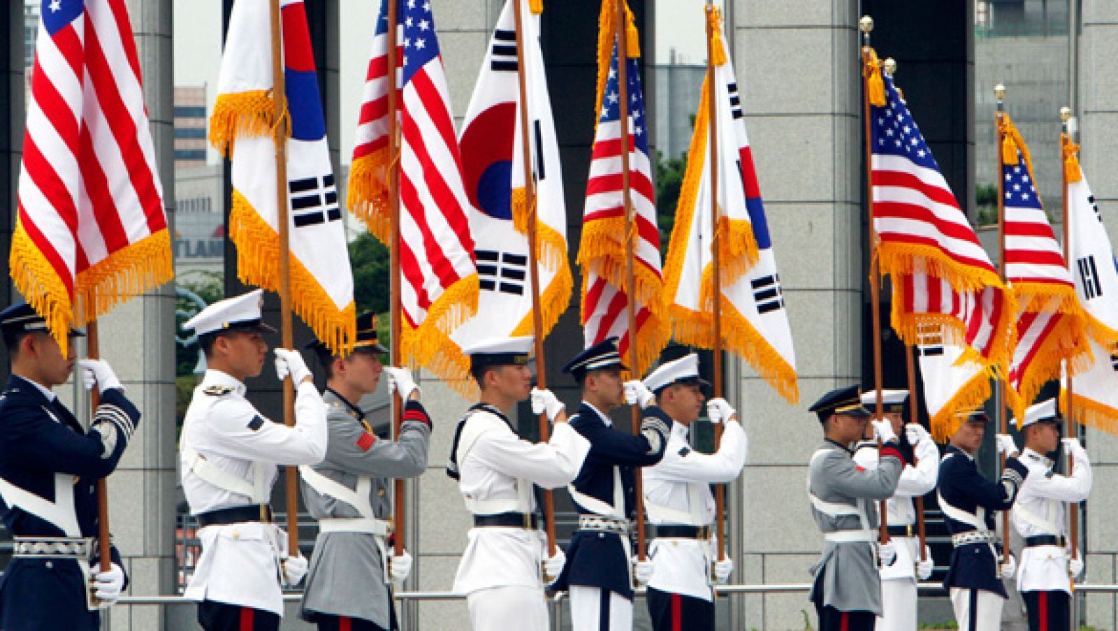 Las banderas de EE.UU. y Corea del Sur presidieron la entrada a la reunión entre ambos países que tuvo lugar en Seúl.