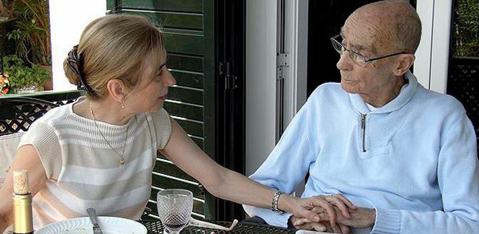 El Premio Nobel de Literatura José Saramago junto a su mujer Pilar del Río