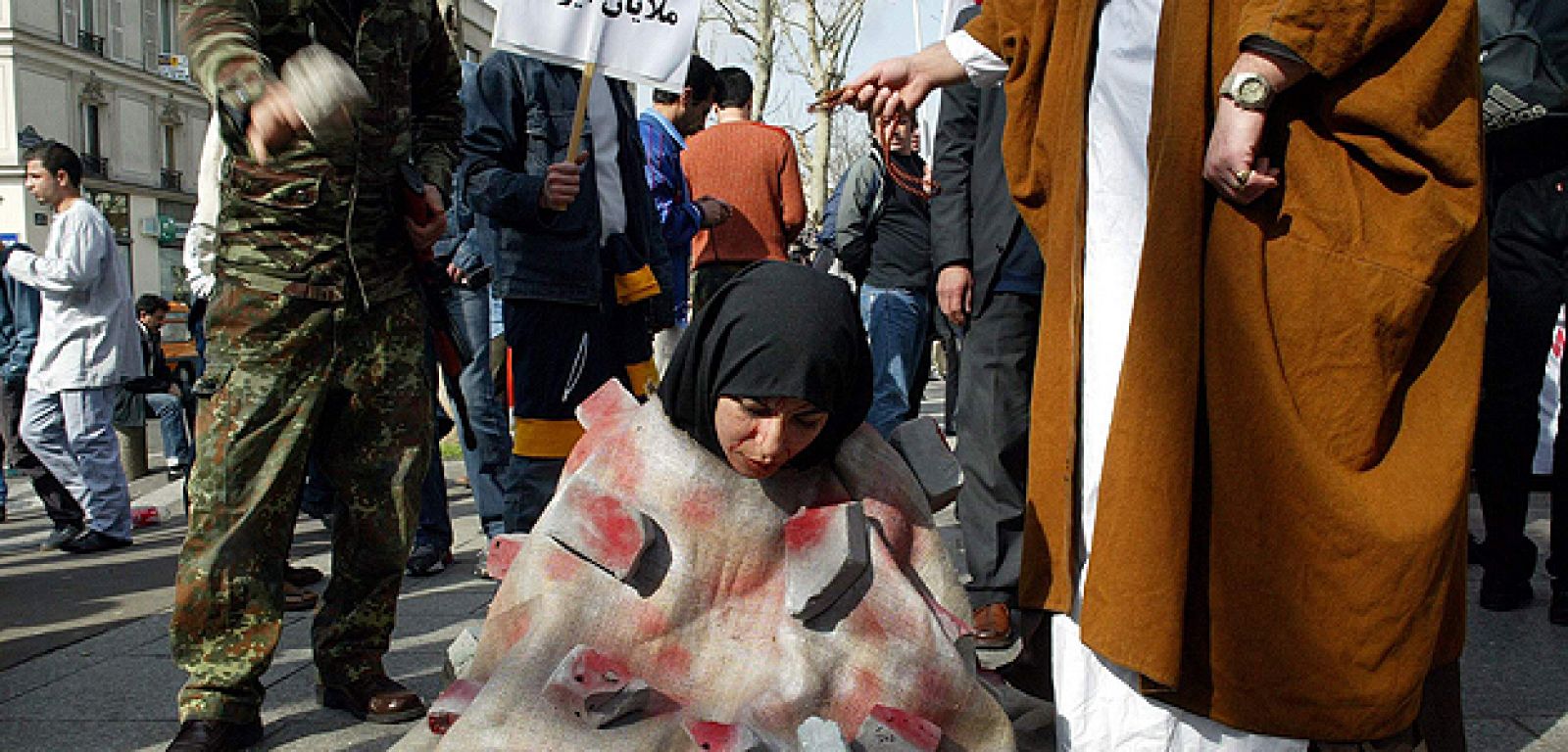 Una mujer iraní soporta una lapidación simulada en una protesta en París.