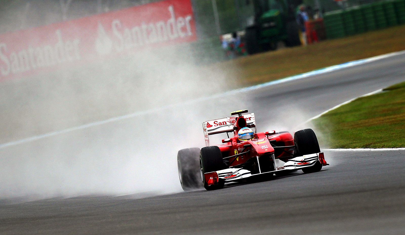 El piloto español de Fórmula Uno Fernando Alonso de Ferrari conduce su monoplaza en el circuito de Hockenheim.