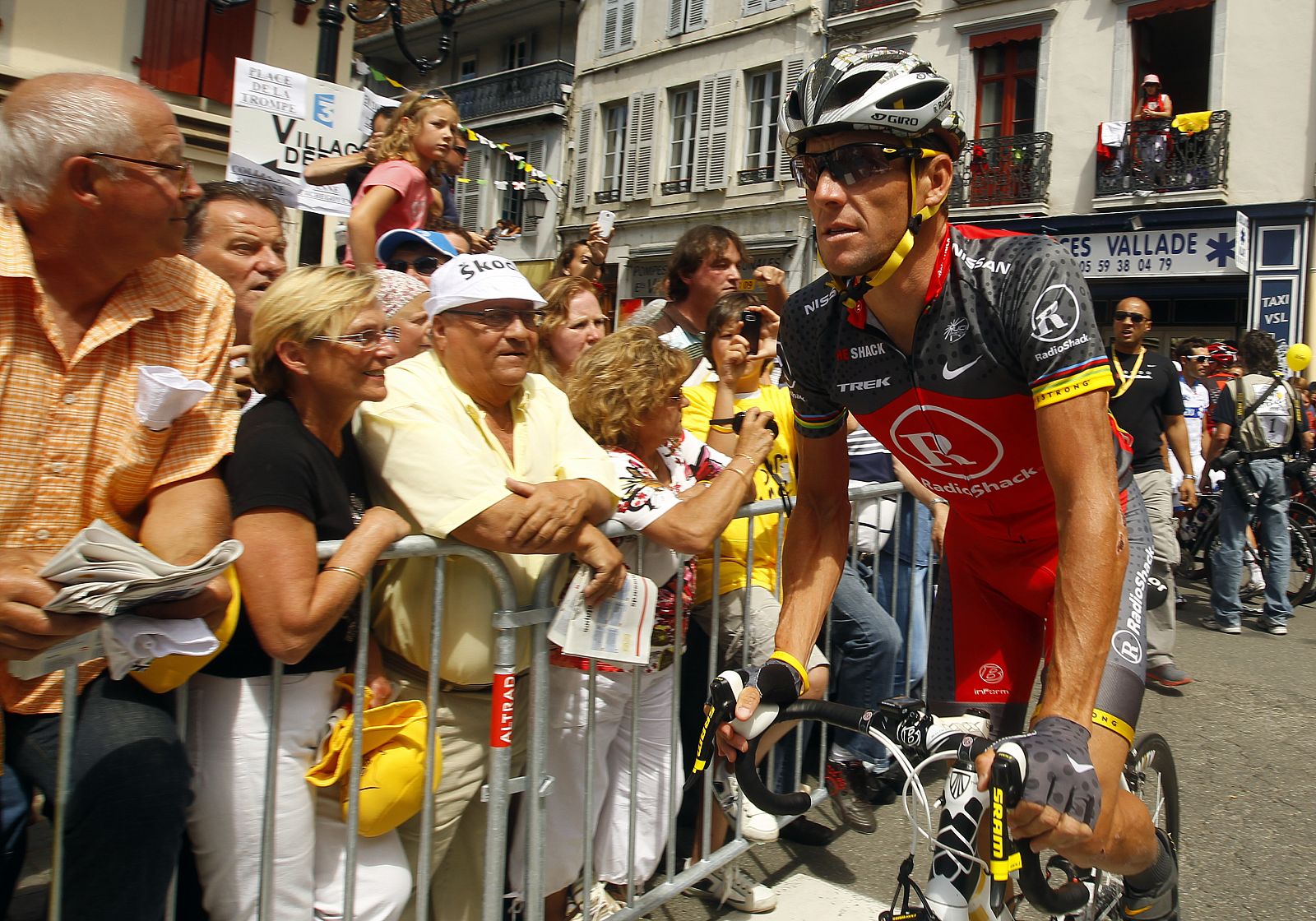 Lance Armstrong se despide de la carrera francesa, que ha ganado en siete ediciones.