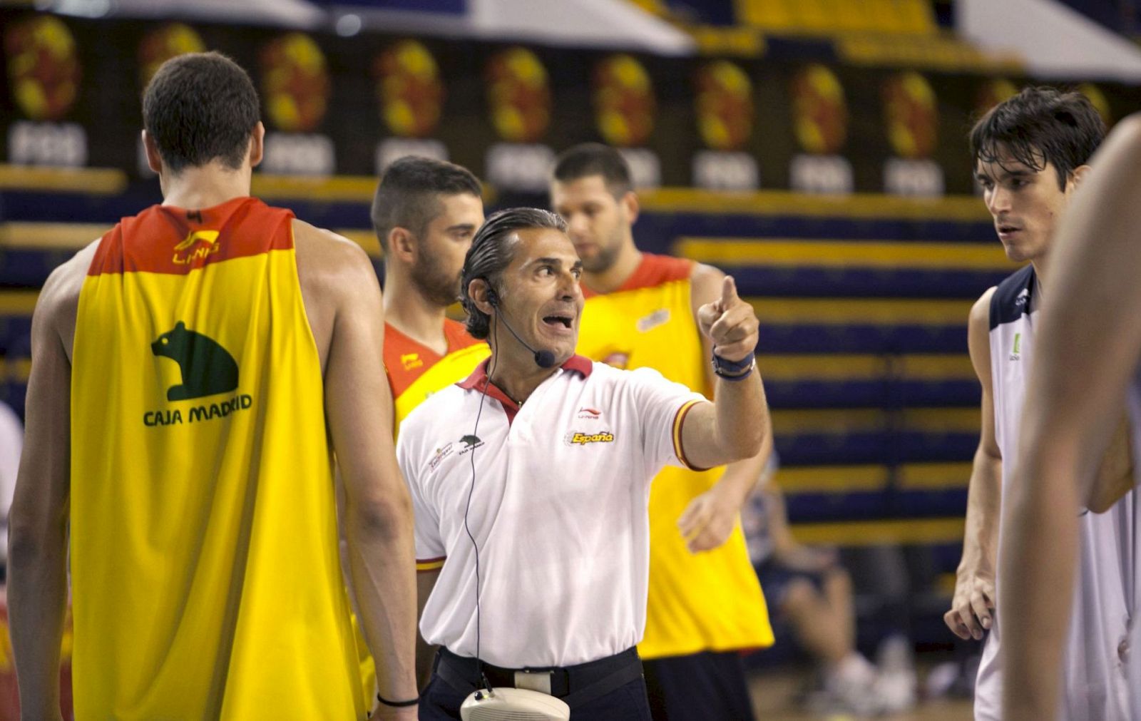 El entrenador de la selección española de baloncesto, Sergio Scariolo, da instrucciones durante el entrenamiento en el Centro Insular de Las Palmas de Gran Canaria