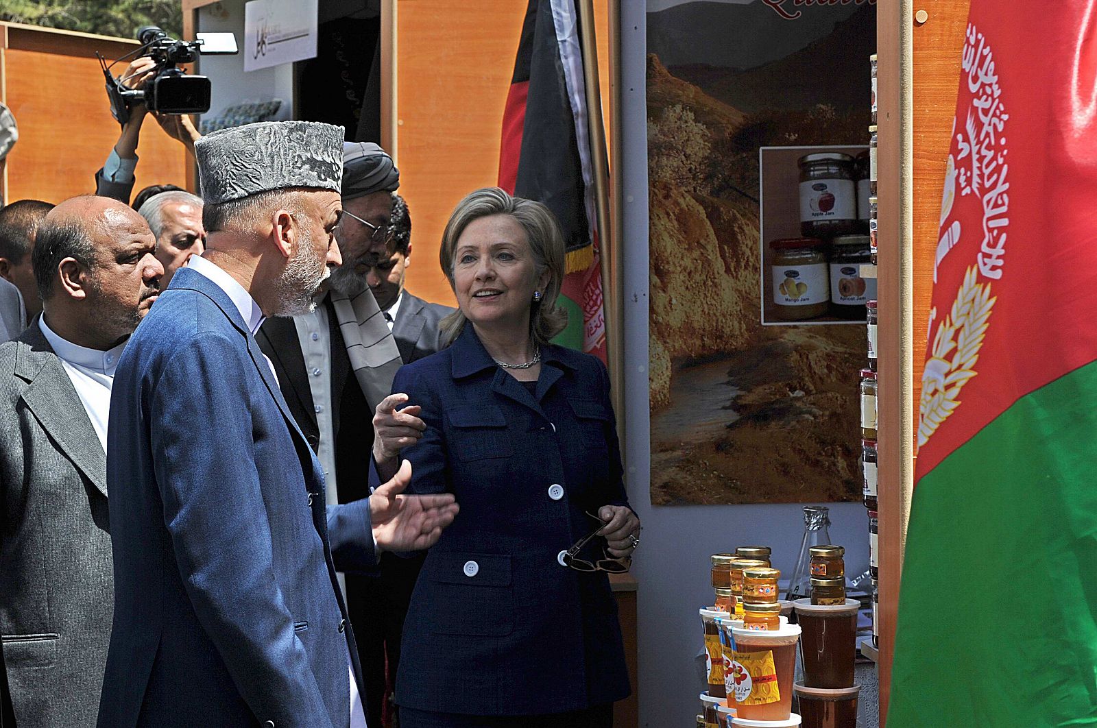 Hamid Karzai, presidente de Afganistán, conversa con Hillary Clinton, secretaria de Estado de EE.UU. en Kabul el pasado 20 de julio