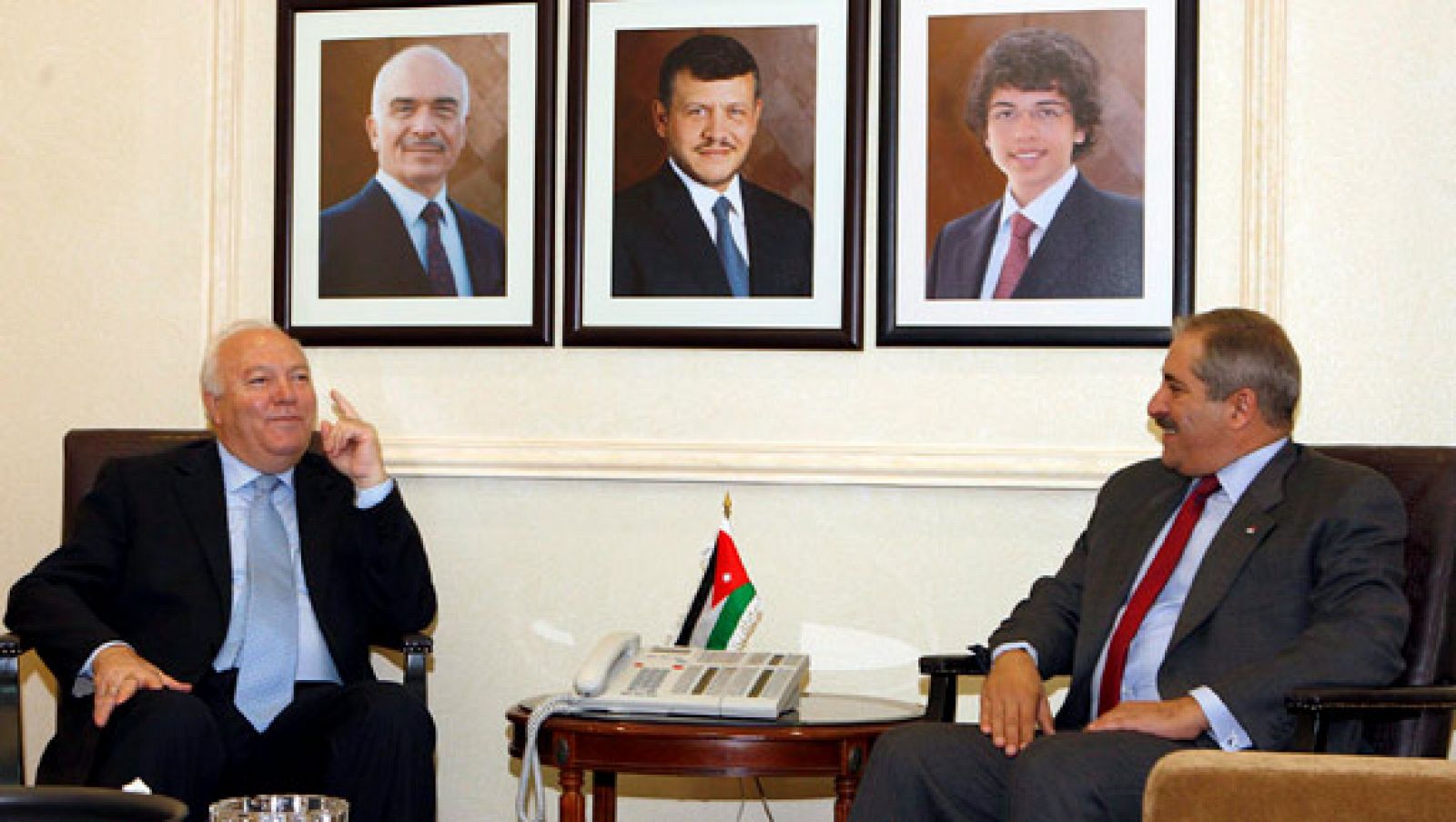 Moratinos asegura a su homólogo jordano, Naser Yuda, que trabajará para conseguir una solución definitiva.