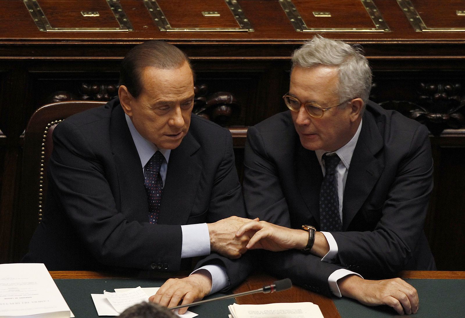 Silvio Berlusconi, primer ministro de Italia, conversa con el ministro de Economía, Giulio Tremonti
