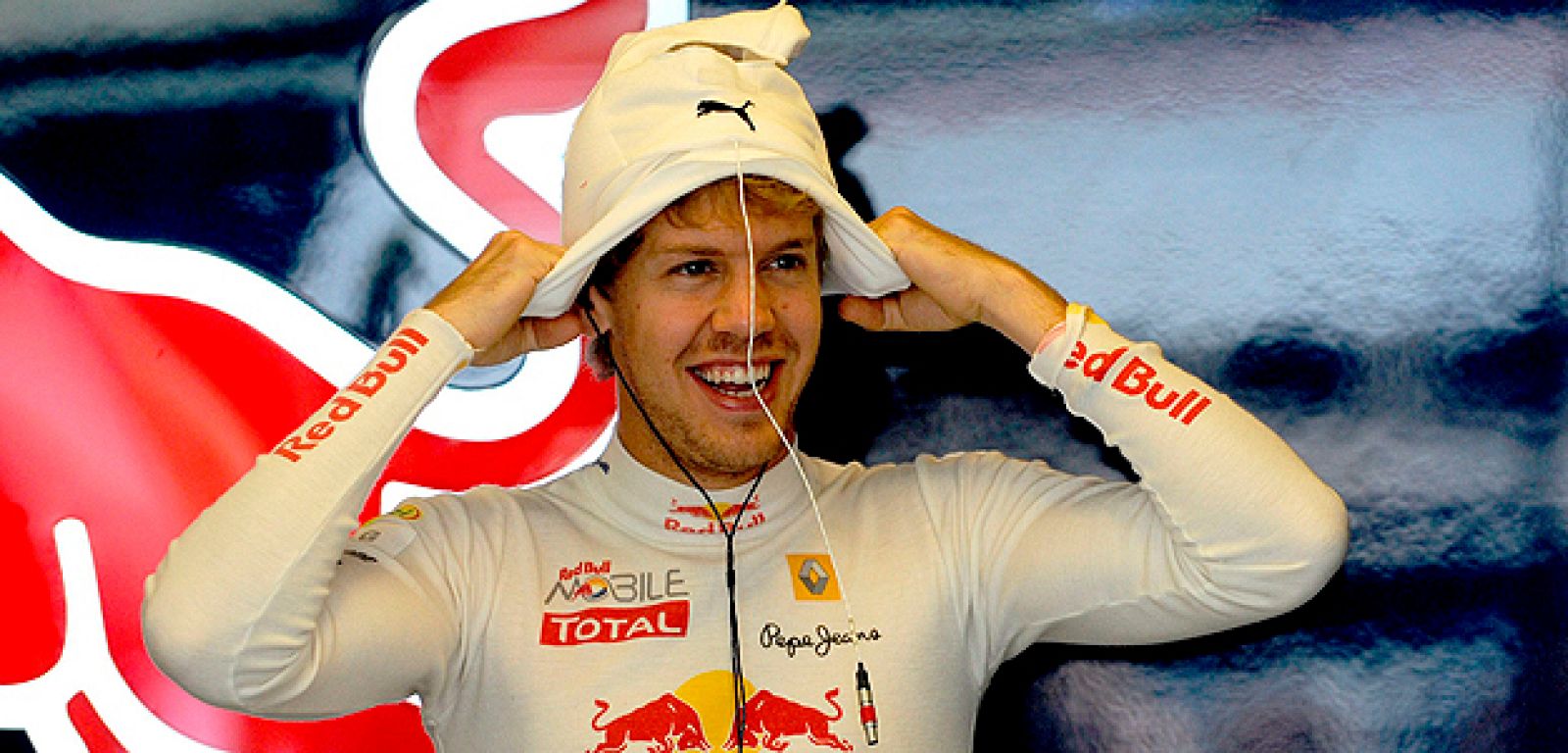 El piloto alemán de Fórmula Uno Sebastian Vettel, de la escudería Red Bull, se prepara para participar en la primera sesión de entrenamientos libres en el circuito Hungaroring