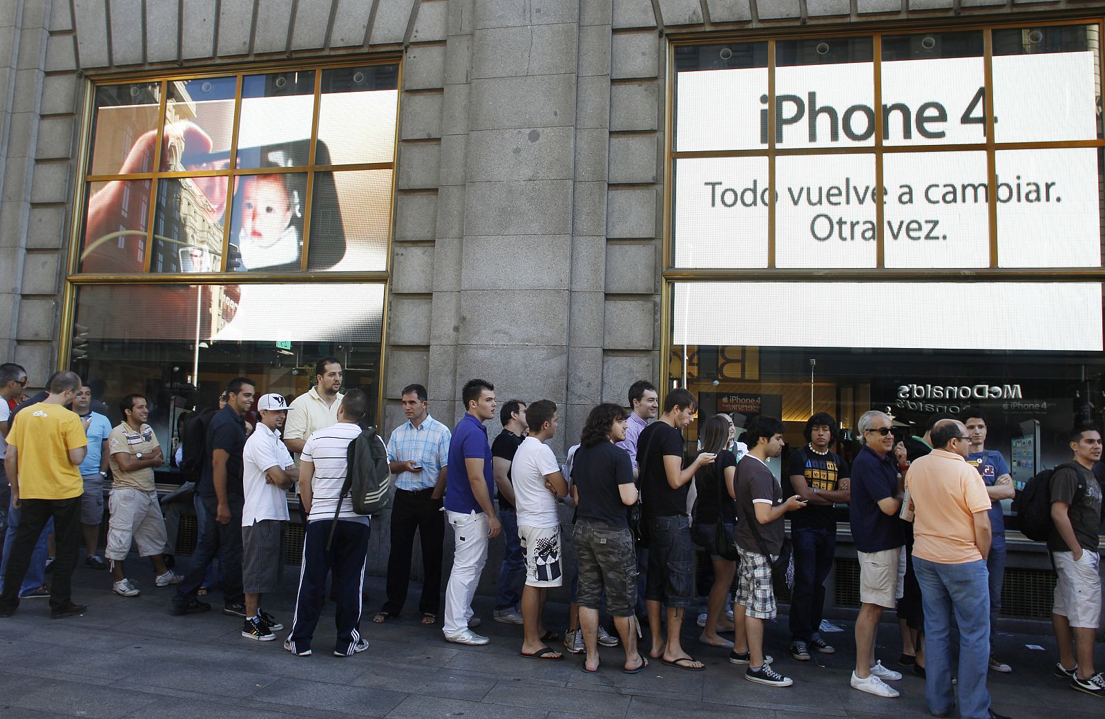 Colas en la tienda de Telefónica en Madrid para adquirir el iPhone 4