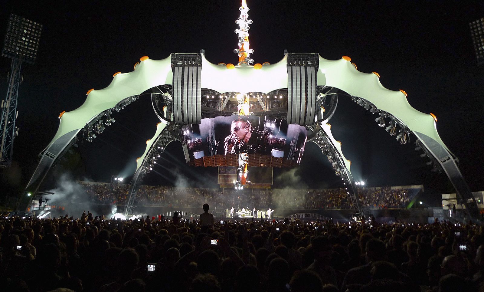 U2 toca en Zagreb durante su gira '360º'