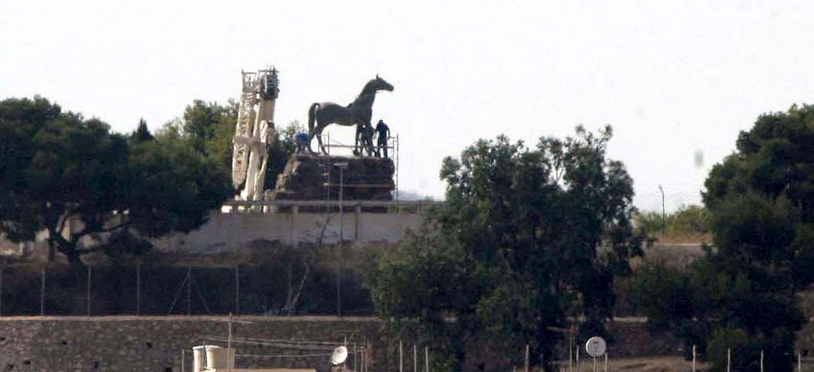 Varios operarios proceden a la retirada de la estatua ecuestre de Franco en el cuartel de la Legión, en Melilla.