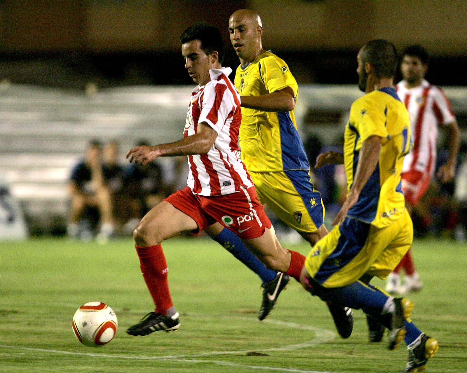 El centrocampista del At. de Madrid, Jurado, se lleva el balón ante los defensores del Cádiz.