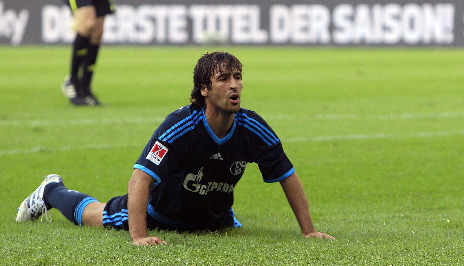 El jugador del Schalke 04 Raul Gonzalez, en el suelo durante el partido de Supercopa ante el Bayern.