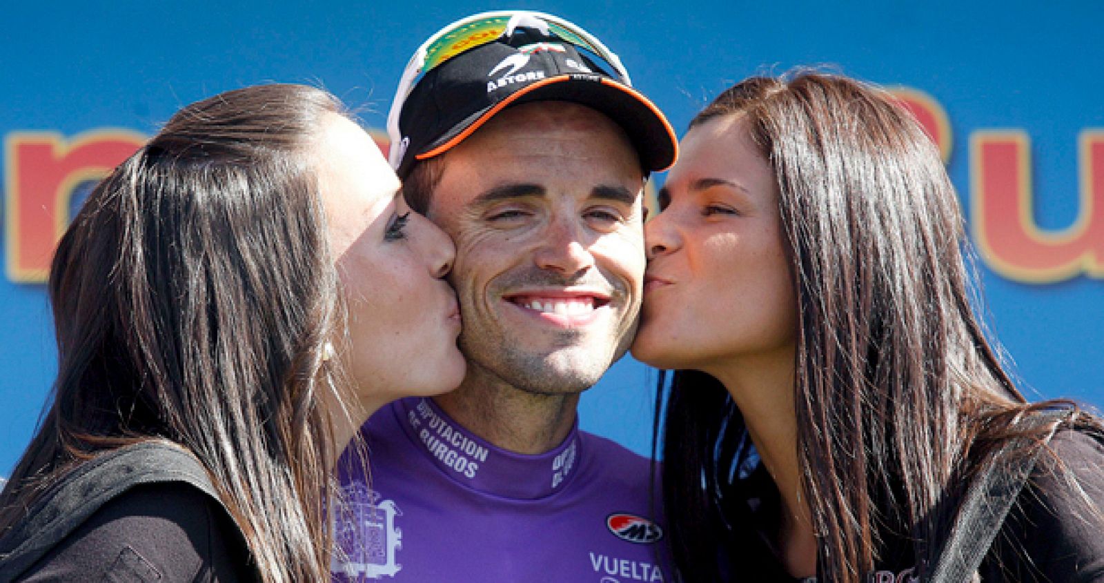 Samuel Sánchez, con el maillot de ganador de la Vuelta a Burgos, es felicitado en el podio.