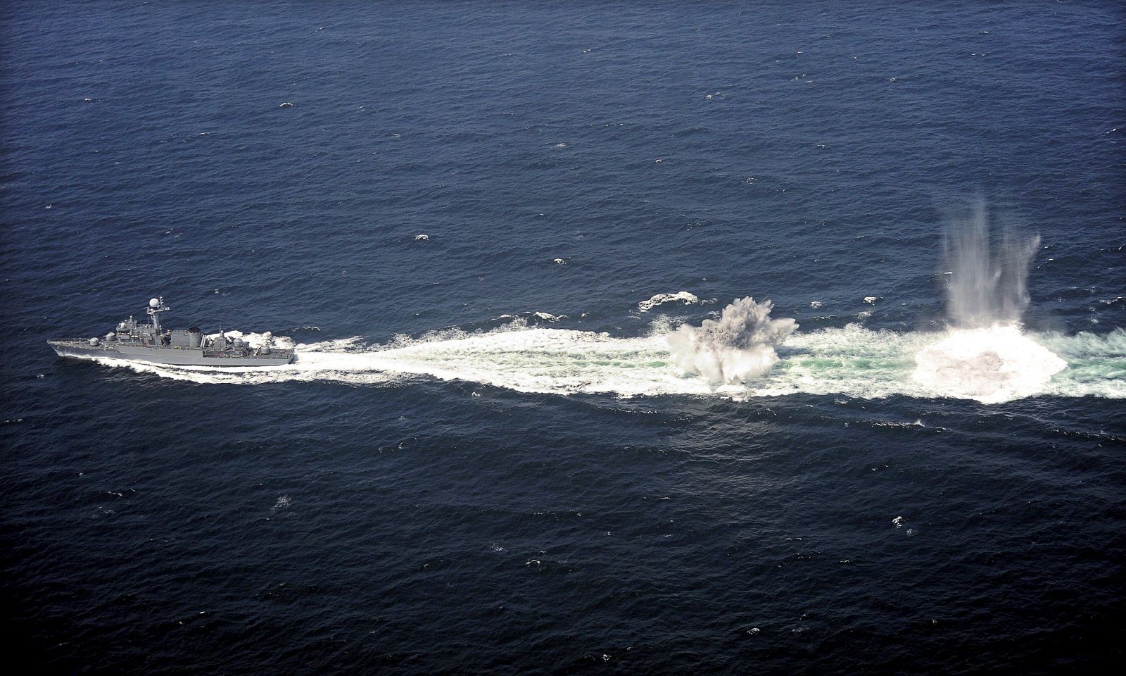 Una embarcación de la marina surcoreana durante los ejercicios militares llevados a cabo en el Mar Amarillo de Corea del Sur el pasado 5 de agosto