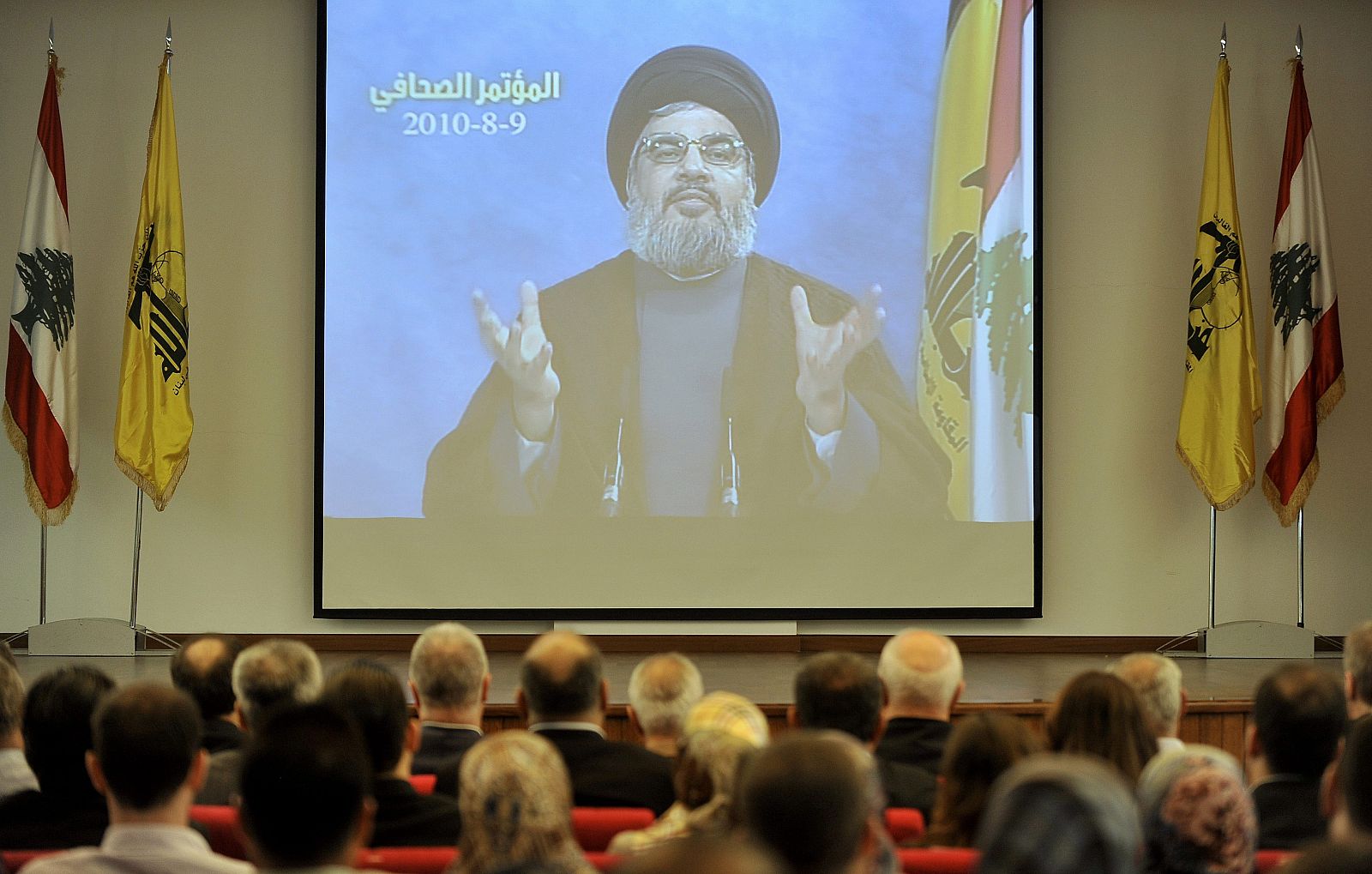 El líder del grupo Hezbolá Sayyed Hassan Nasrallah durante la trasmisión de un discurso suyo por videoconferencia, desde una locación desconocida, en el que ha presentado los documentos.