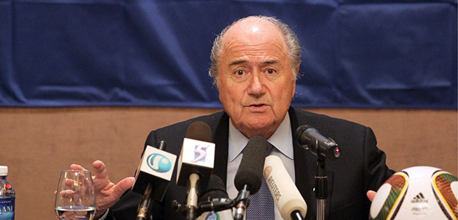 El presidente de la FIFA, Sepp Blatter (dcha), da una rueda de prensa el miércoles 11 de agosto de 2010 en Singapur.