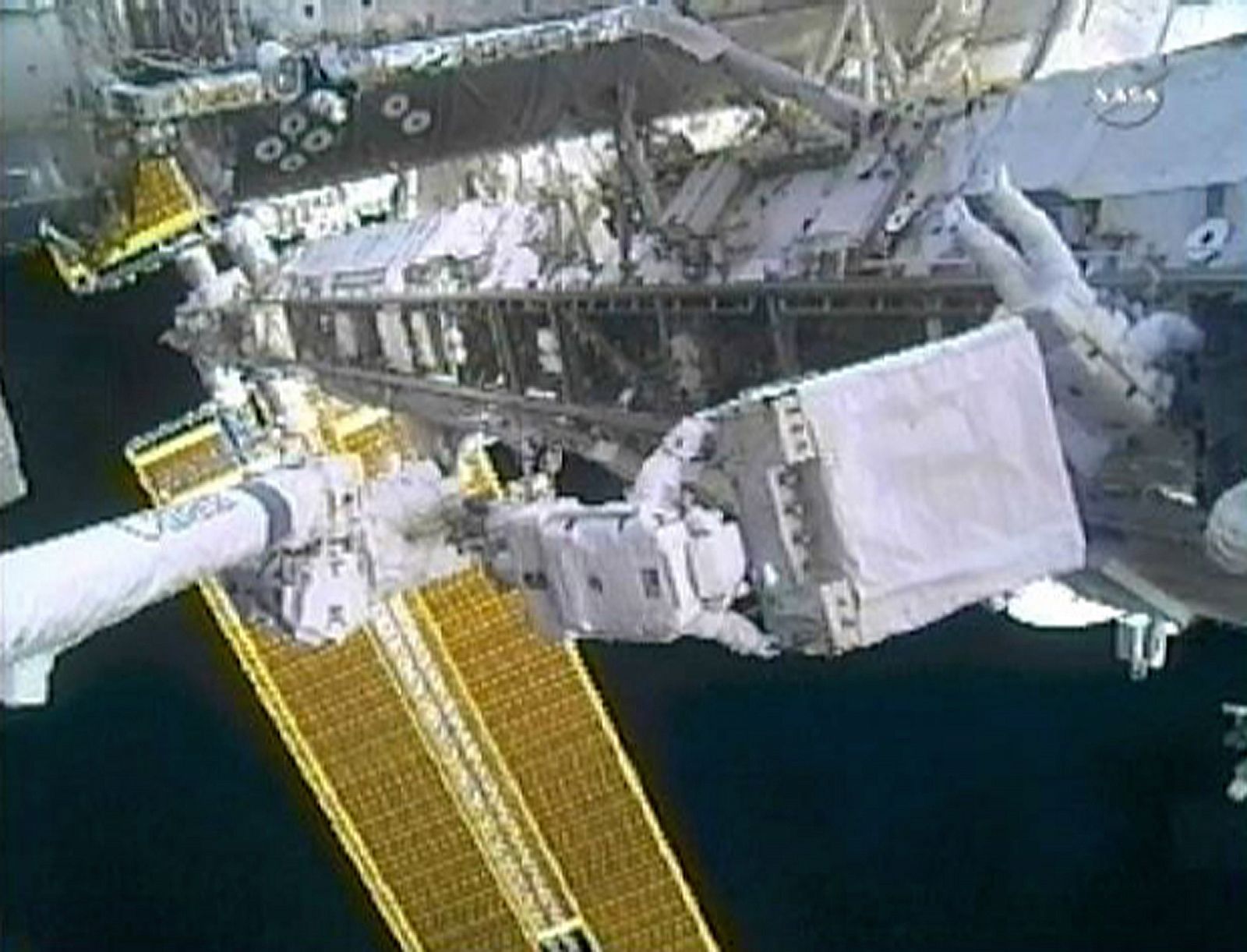 Los astronautas Doug Wheelock y Tracy Caldwell reparan una de las dos bombas de la Estación Espacial Internacional que estaba averiada.