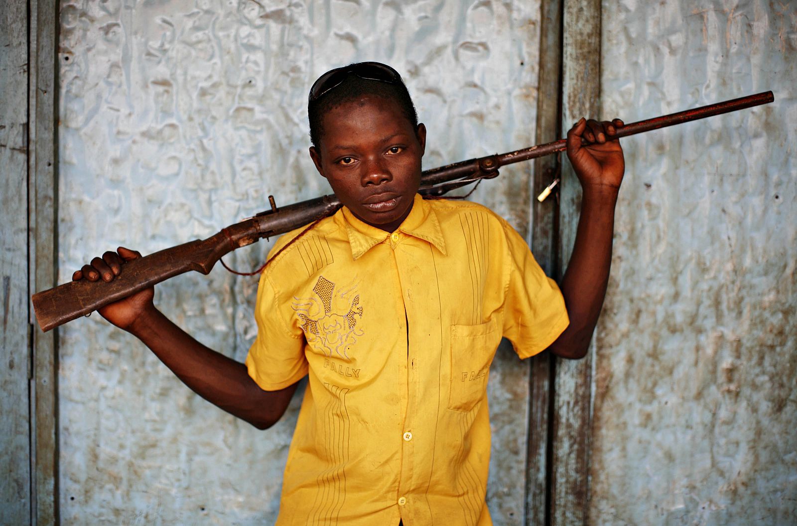 Un niño, miembro de la organización de defensa local frente al LRA