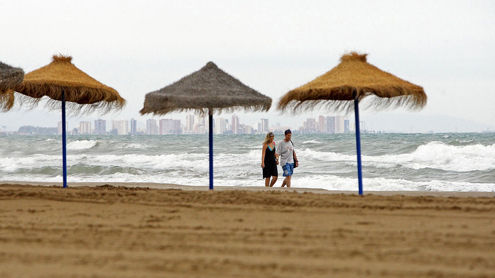 La playa de la Malvarrosa de Valencia, vacía de bañistas debido a las lluvias