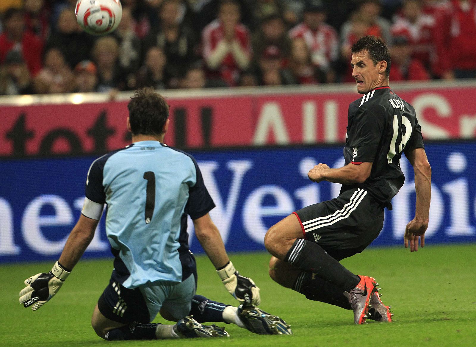 Casillas detiene un disparo de Klose en un lance del partido.