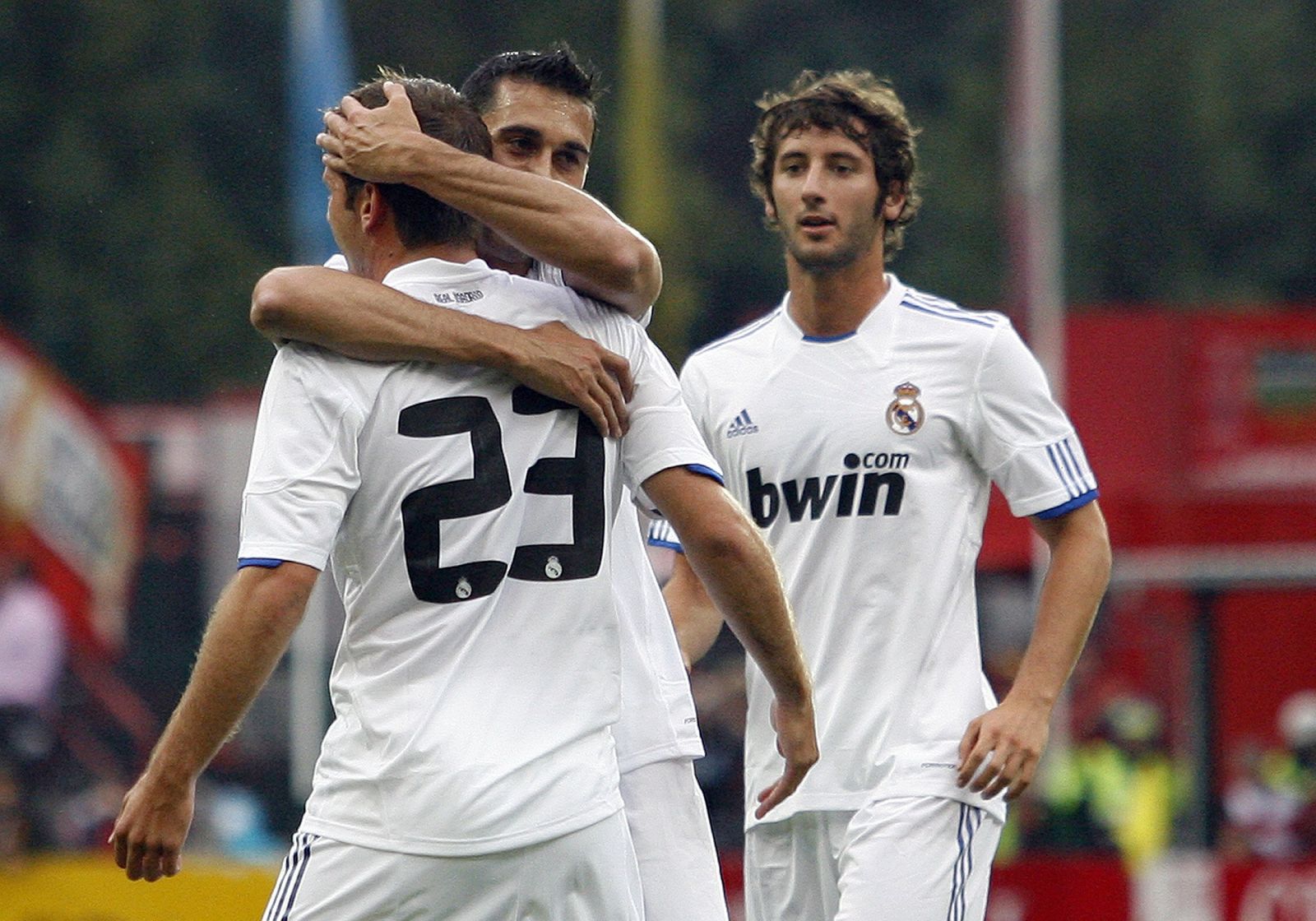 Van der Vaart celebra su tanto en Lieja.