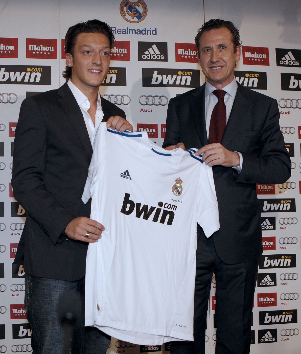 Mesut Özil, en su presentación como nuevo jugador del Real Madrid junto a Valdano