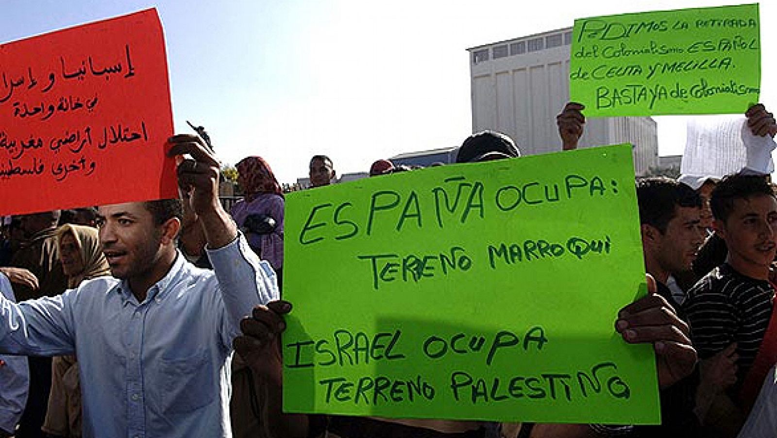 Varios marroquíes protestan en la frontera con carteles que comparan la situación de Ceuta y Melilla con la ocupación palestina