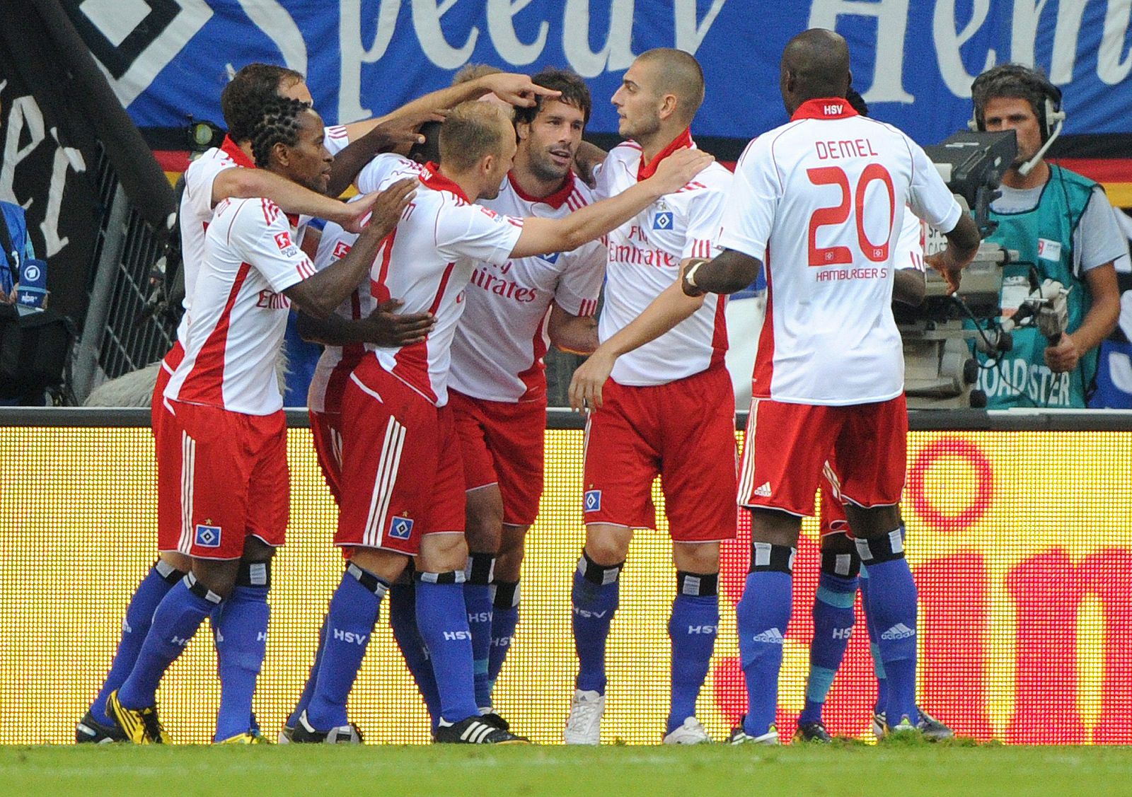 Los jugadores del Hamburgo celebra el gol (1-0) de Ruud van Nistelrooy.
