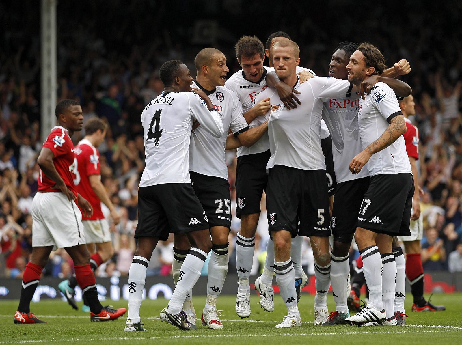 Los jugadores del Fulham celebran el empate conseguido por Brede Hangeland en el descuento.