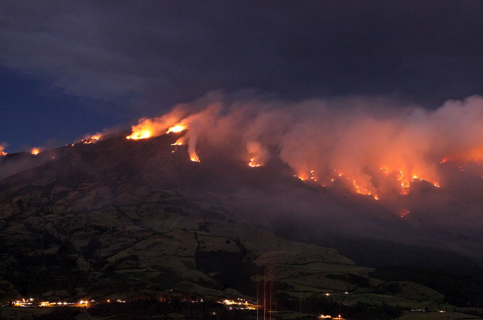 Fotografía de archivo del día 2 de enero de 2010, del volcán Galeras, en actividad.