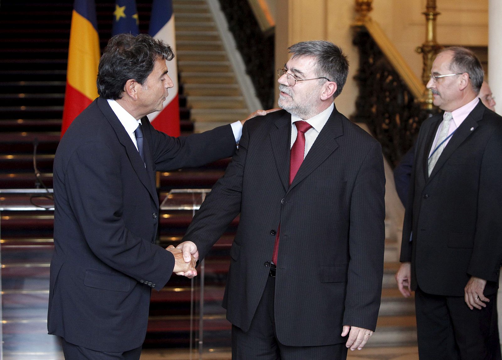 El secretario de Estado francés de Asuntos Europeos, Pierre Lellouche y el secretario de Estado rumano para la integración de los gitanos, Valentin Mocanu.