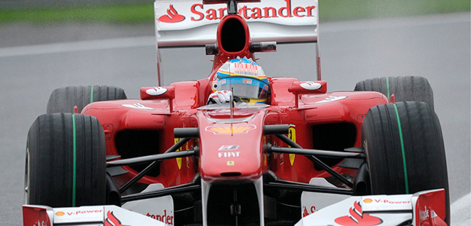 El piloto español de Fórmula Uno Fernando Alonso, de la escudería Ferrari, conduce su monoplaza durante la primera sesión de entrenamientos en el circuito de Spa-Francorchamps en Bélgica.