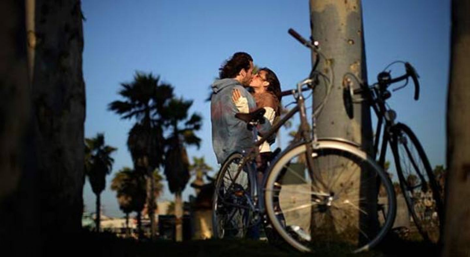 Las parejas españolas fantasean con hacer el amor en sitios públicos como playas o parques