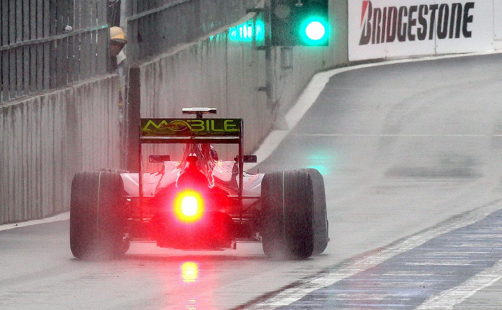 El piloto australiano de Fórmula Uno Mark Webber, de la escudería Red Bull, conduce su monoplaza.