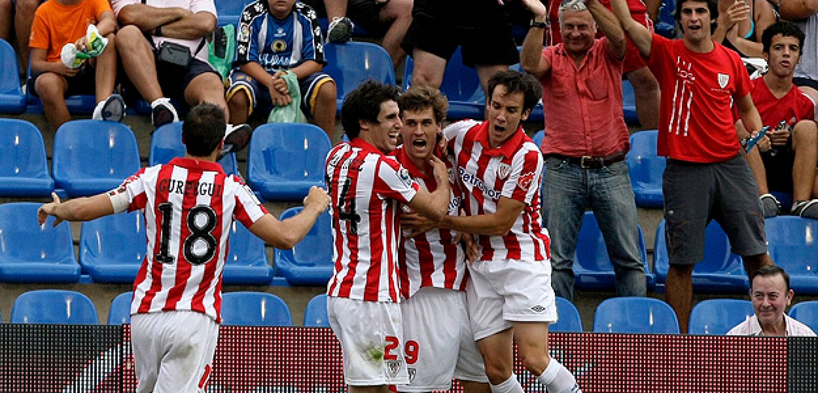 El delantero del Athletic de Bilbao Fernando Llorente celebra su gol, el primero de su equipo, junto a sus compañeros: Carlos Gurpegui y Javi Martínez.