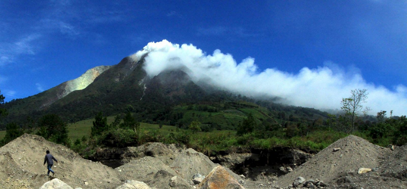 El volcán Sinabung, de 2.451 metros de altitud entró en erupción, lanzando al aíre ceniza, humo y arrojando lava por su cráter.